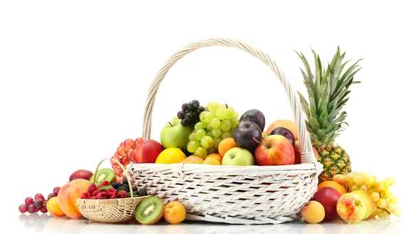 Surtido de frutas y bayas exóticas en cestas aisladas en blanco — Foto de Stock
