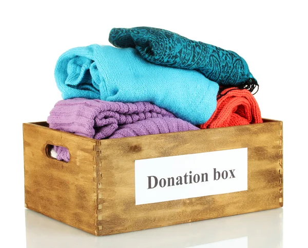 Caixa de doação com roupas isoladas em branco — Fotografia de Stock