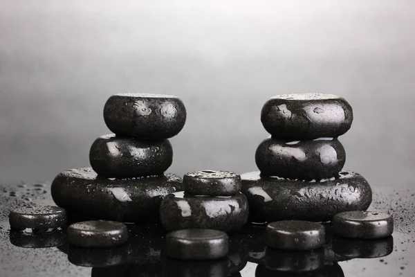 Piedras de spa con gotas de agua sobre fondo gris —  Fotos de Stock