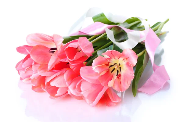 Krásné růžové tulipány izolované na bílém — Stock fotografie
