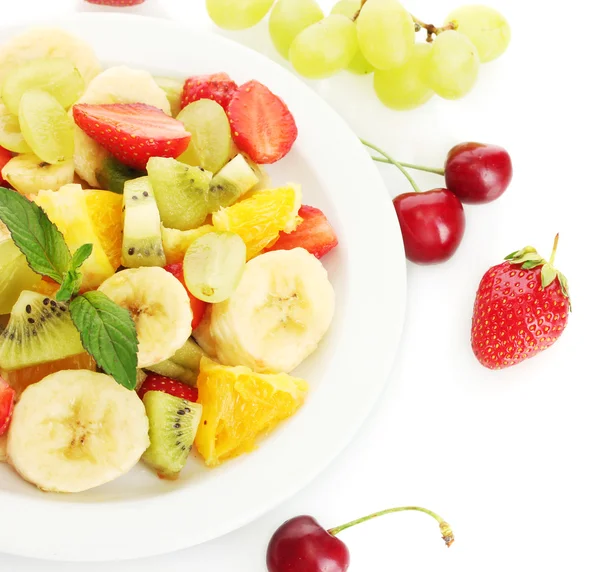 Świeże owoce sałatka na płytkę i jagód na białym tle — Zdjęcie stockowe