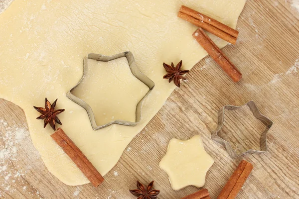 Plechovky souborů cookie na vyválí těsto s bylinkami na dřevěný stůl detail — Stock fotografie