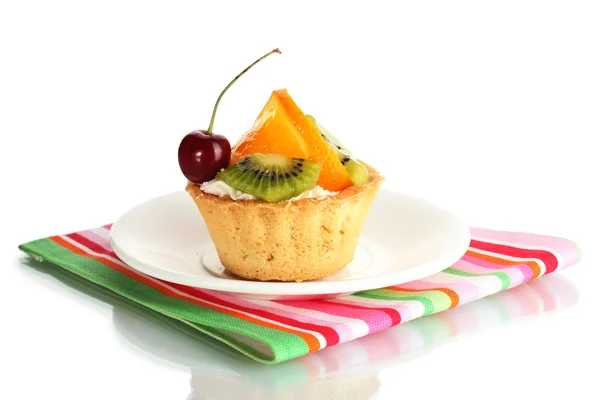Süße Torte mit Früchten auf Teller isoliert auf weiß — Stockfoto