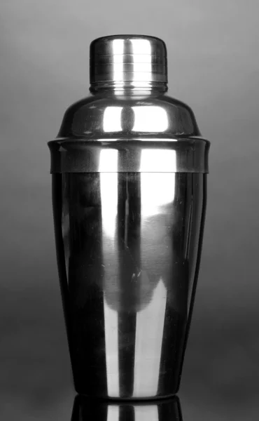 Cocktail shaker no fundo cinza — Fotografia de Stock