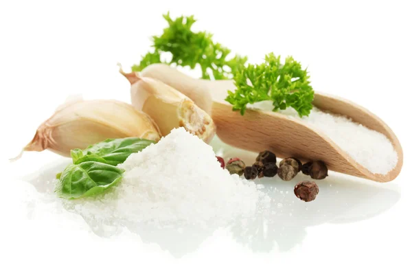 Salz mit frischer Basilikum-Petersilie, Knoblauch und Pfeffer isoliert auf weiß — Stockfoto