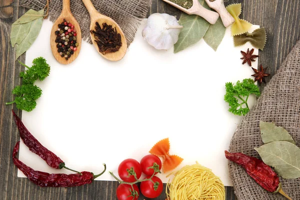 Carta per ricette verdure e spezie su tavolo di legno — Foto Stock