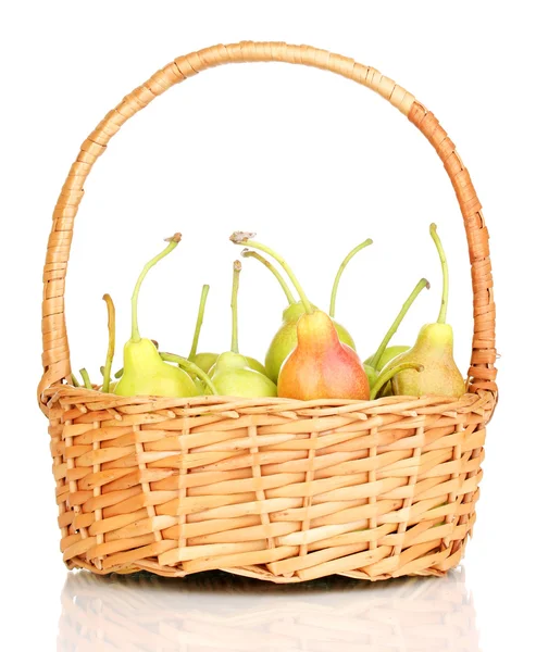 Peras maduras en cesta aisladas en blanco —  Fotos de Stock