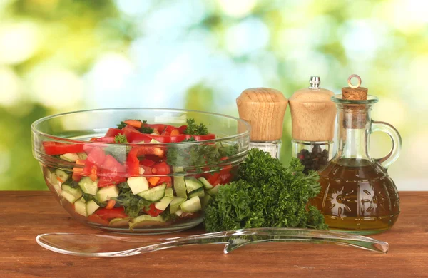 新鮮なサラダ、油彩、緑の背景 — ストック写真