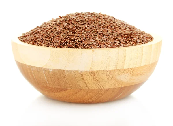 Семена льна в деревянной чаше на белом фоне — стоковое фото