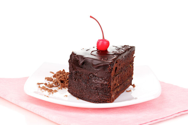 Шоколадный торт изолирован на белом
