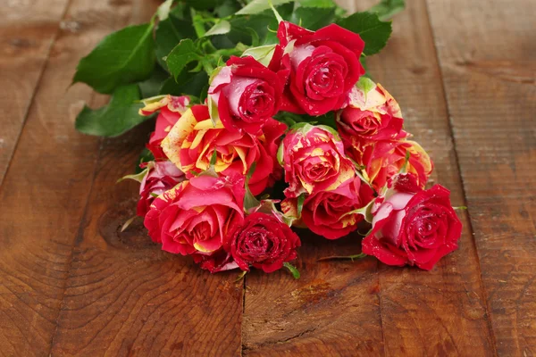 Bukett med vackra rosor på trä bakgrund närbild — Stockfoto