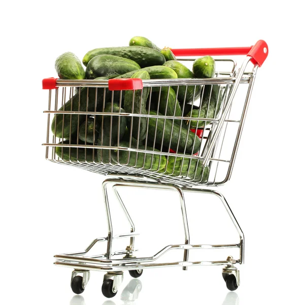 Frische Gurken im Einkaufswagen isoliert auf weiß — Stockfoto