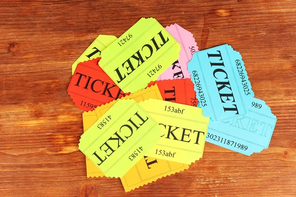 Kleurrijke tickets op houten achtergrond close-up — Stockfoto