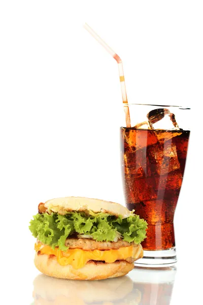 おいしいサンドイッチとコーラ、白で隔離されるガラス — ストック写真