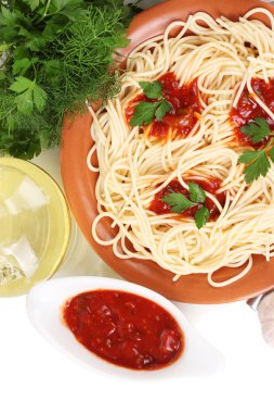 leziz spagetti domates sosu ve beyaz arka plan yakın çekim üzerine maydanoz ile kompozisyon
