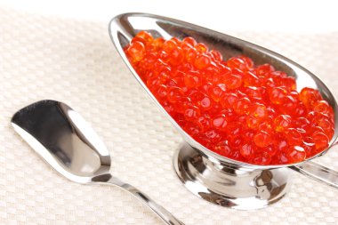 gümüş kasede beyaz izole kırmızı havyar