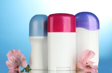mavi zemin üzerine çiçekli deodorantlar