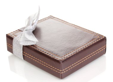 Şerit üzerinde beyaz izole kahverengi kutusu