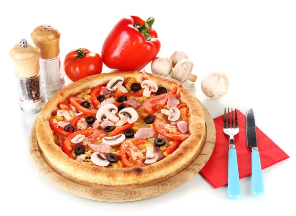 Pizza aromatique aux légumes et champignons isolés sur blanc — Photo