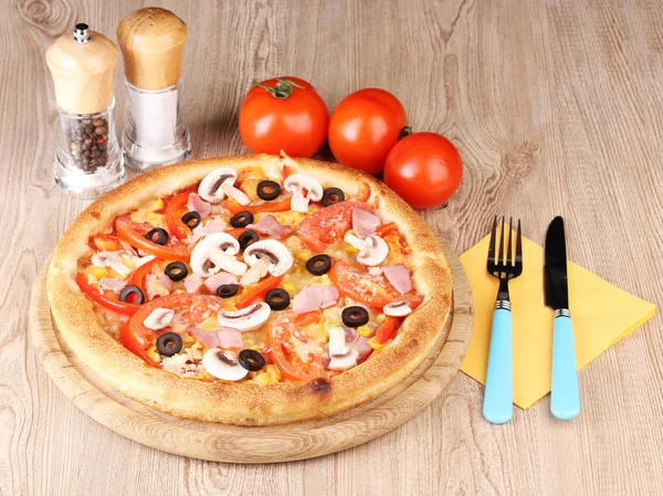 Aromatische Pizza mit Gemüse auf Holzboden — Stockfoto