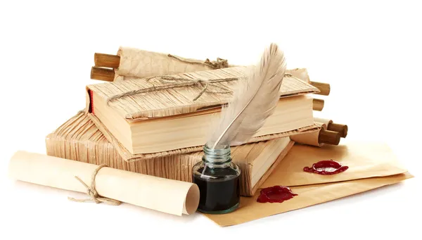 Staré knihy, dopisy a peří pera izolované na bílém — Stock fotografie
