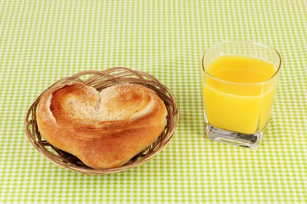 Классический завтрак. Апельсиновый сок и булочка — стоковое фото