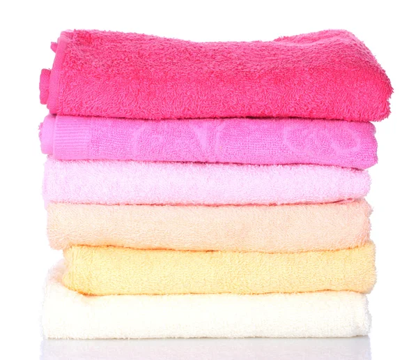 Helle Handtücher isoliert auf weiß — Stockfoto