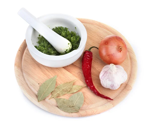 Composizione di Mortaio bianco e pestello con verdure e spezie sul tagliere isolato su bianco — Foto Stock