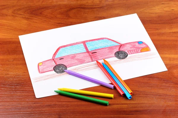 Desen pentru copii de mașină roșie și creioane pe fundal din lemn — Fotografie, imagine de stoc