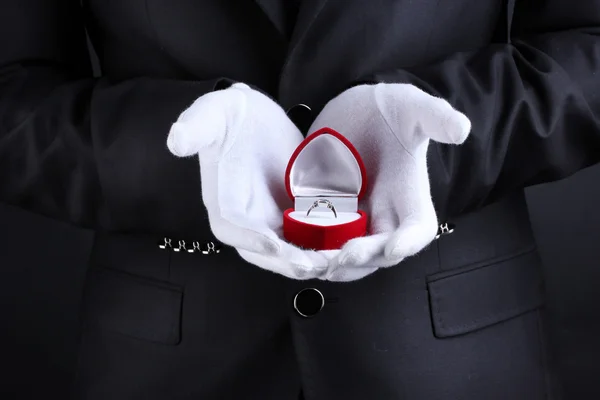 Мужские руки держат кольцо в коробке — стоковое фото