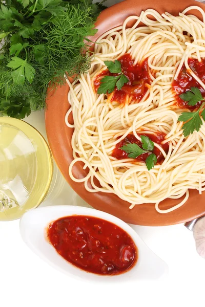 Σύνθεση του τα νόστιμα μακαρόνια με σάλτσα ντομάτας και το μαϊντανό σε λευκό φόντο κοντινό πλάνο — Φωτογραφία Αρχείου