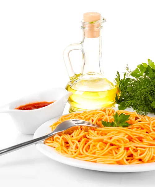 Composição do delicioso espaguete com molho de tomate no fundo branco close-up — Fotografia de Stock