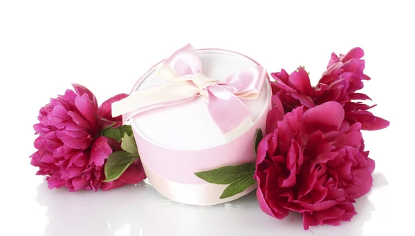 Beautirul 粉红色礼物和牡丹花朵上白色隔离 — 图库照片