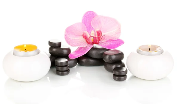 Spa stenen met orchideebloem en kaarsen geïsoleerd op wit — Stockfoto