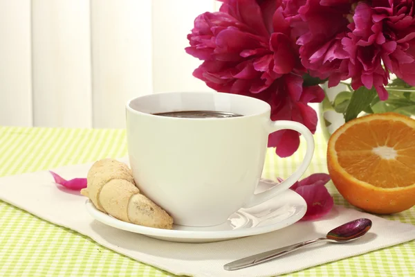 Csésze forró csokoládét, a cookie-k és a virág a kávézó asztalra — Stock Fotó