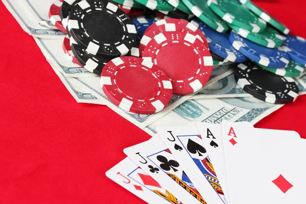 Röd pokerbordet med spelkort. kombinationen av full house — Stockfoto