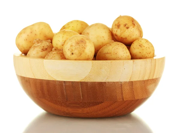 Молодой картофель в деревянной чаше, изолированной на белом — стоковое фото