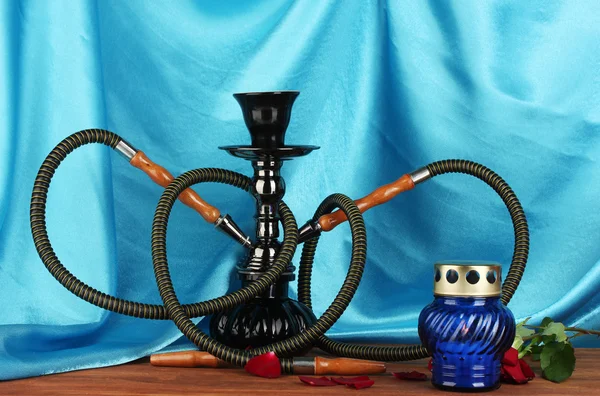 阿拉伯水烟壶上木桌上的蓝幕特写背景 — 图库照片