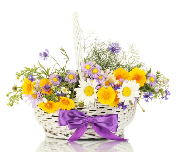 Krásnou kytici světlé květy v koši, izolované na bílém — Stock fotografie