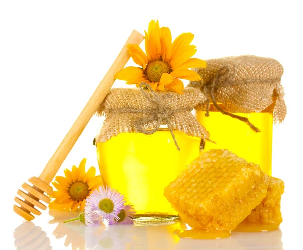 Miel sucré en pots avec nid d'abeille, bruine en bois et fleurs isolées sur blanc — Photo