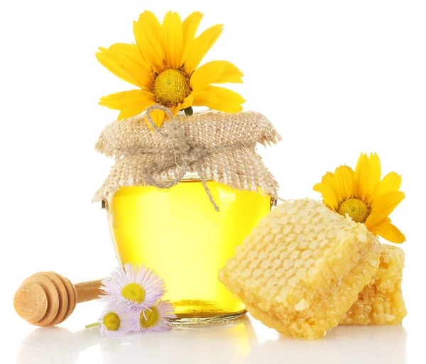 Zoete honing in pot met honingraat, houten drizzler en bloemen geïsoleerd op wit — Stockfoto