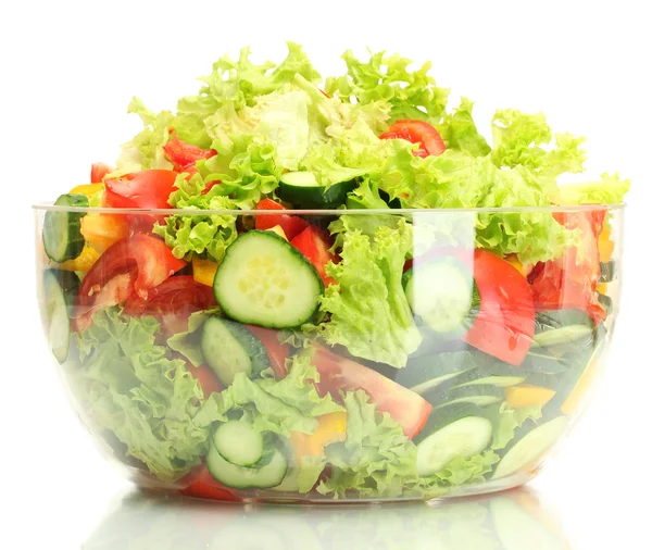 Ensalada de verduras frescas en tazón transparente aislado en blanco — Foto de Stock
