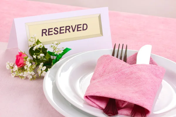 Mesa con tarjeta reservada en el restaurante — Foto de Stock