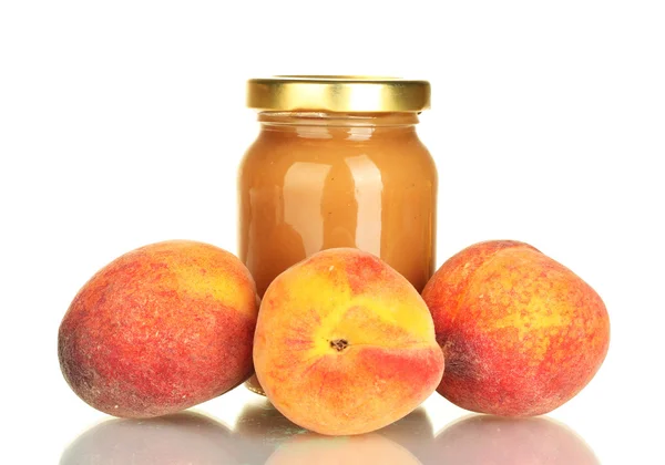 Burk med persika barnmat isolerad på vit — Stockfoto