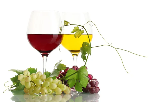 Glasses of wine and ripe grapes with leaves isolated on white — Stock Photo, Image