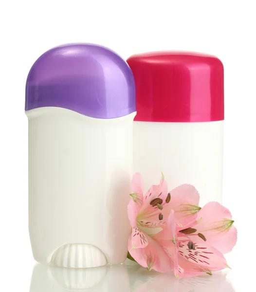 Deodoranty s květinami izolovaných na bílém — Stock fotografie