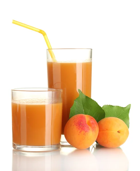 Two glasses of apricot juice and apricots with leaf isolated on white — Stock Photo, Image