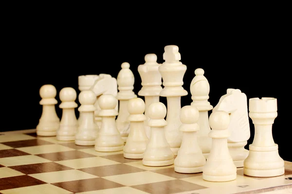 Schachbrett mit Schachfiguren isoliert auf schwarz — Stockfoto