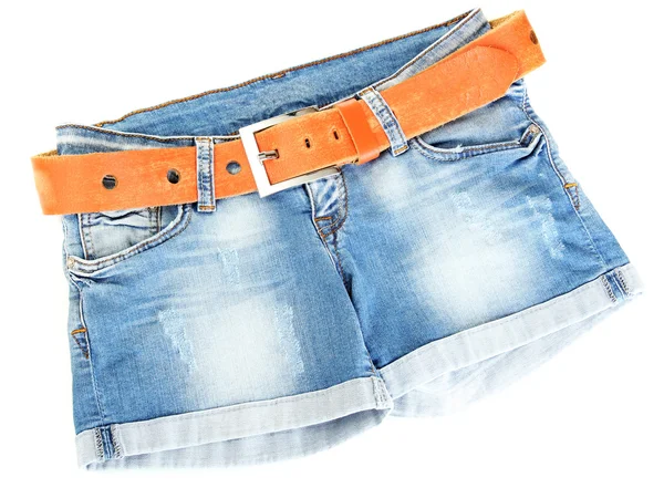 白い背景で隔離の革のベルトを持つ女性のジーンズのショート パンツ — ストック写真