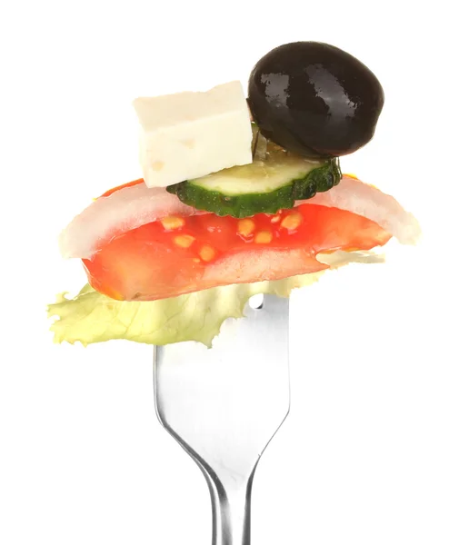 Ingredienti per un'insalata greca sulla forchetta su fondo bianco primo piano — Foto Stock